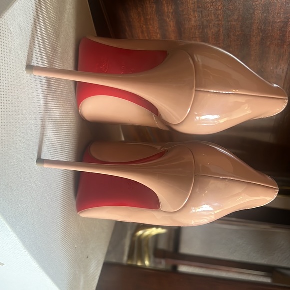 Christian Louboutin - Picture 5 of 6